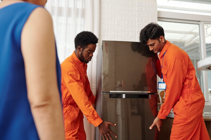 movers-orange-uniform-carrying-n.png
